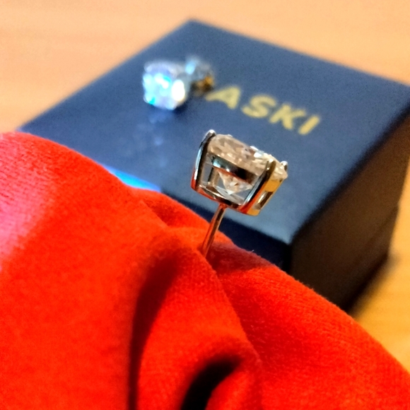 Moissanite diamond stud earring 4kt. - Picture 7 of 12